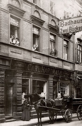 Blick in die Hfnergasse mit den "Zwei Bcken" (Sammlung Schaller)